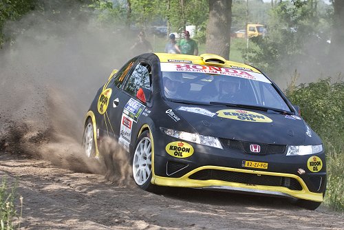 Marcel Piepers</div><br />
Mocht Hermen Kobus zich na de vorige ronde van de titelstrijd al kampioen in de Formule 2 noemen, in de groep N is de titel nog te vergeven. Maar ook in deze ‘showroomcategorie’ staat de leider er riant voor: het kampioenschap gaat alleen aan de neus van Nelis Verkooijen voorbij als zijn enig overgebleven concurrent Timo van der Marel met zijn Mitsubishi de snelste groep-N-rijder wordt én als Verkooijen zelf zijn Subaru niet over de finish brengt.<br />
<br />
De Conrad Euregio Rally telt zaterdag 6 november vanaf de start om 14.41 uur drie verschillende klassementsproeven die ieder twee keer verreden worden. Zondag staan nog eens twee keer vier verschillende proeven op het programma, waaronder de spectaculaire publieksproef op industrieterrein Twentekanaal. Daar rijden de deelnemers meerdere ronden, een ideale plek voor het publiek om veel te zien. Letterlijk op de hoek van het industrieterrein liggen het centrale serviceterrein en het start- en finishpodium waar zondagmiddag 7 november omstreeks vier uur de rallywinnaar en de nieuwe Nederlands kampioen met de champagne mogen spuiten.<br />
<br />
Zevende (en laatste) ronde Rallyclinic Dutch Open 2010:<br />
Conrad Euregio Rally:<br />
<br />
- internetsite van de rally: <a href=